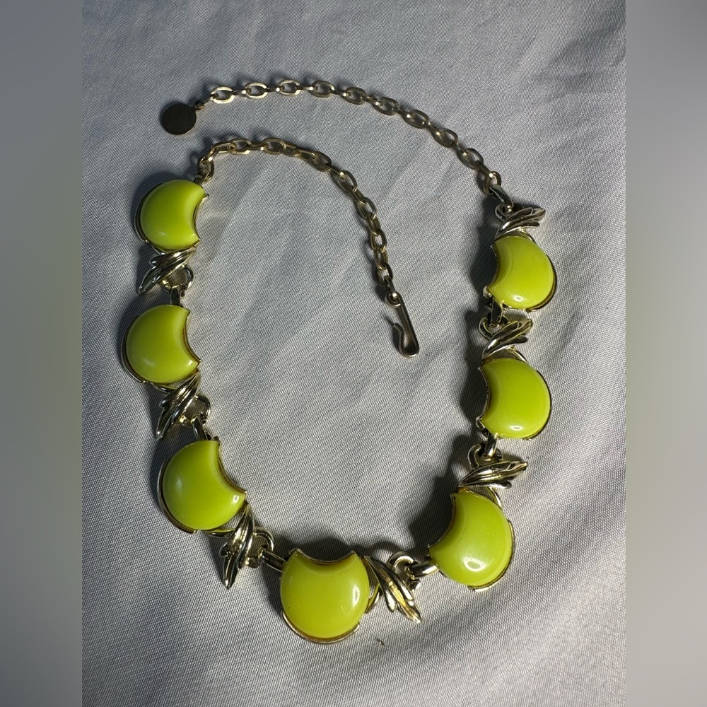 Lemon Meringue Thermoset Necklace - Picture 5 of 5